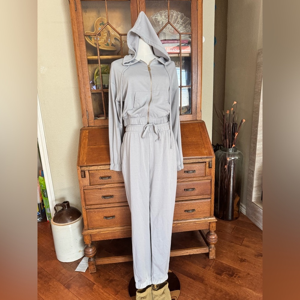 Women's Gray Cropped Zip-Up Hoodie and Jogger Set